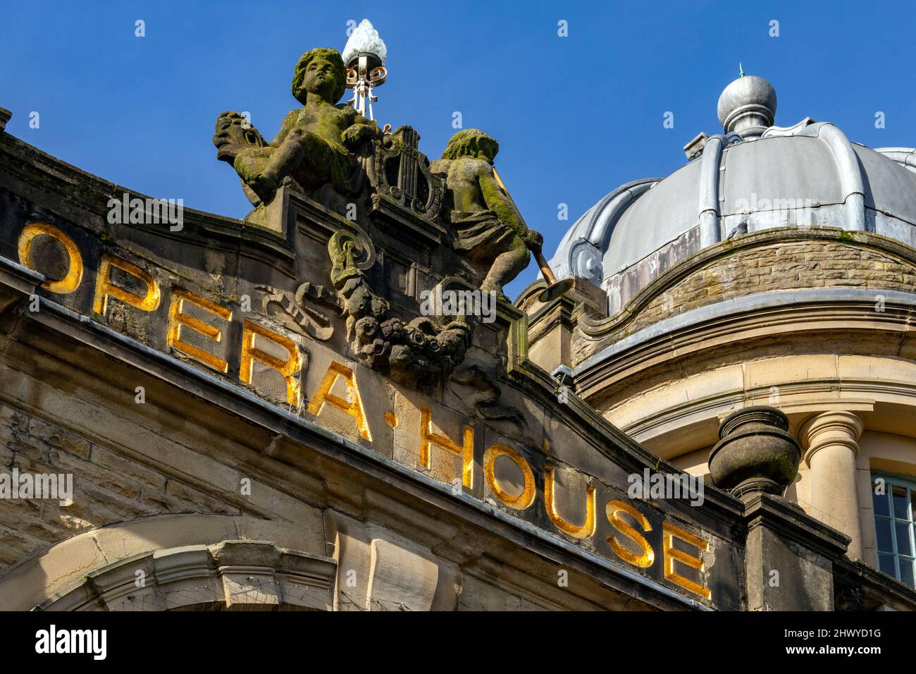 Buxton Opera House, auf dem Platz in der Kurstadt Buxton in Derbyshire, England. Es ist ein Opernhaus mit 902 Sitzplätzen, in dem das jährliche Buxton Festival stattfindet Stockfoto