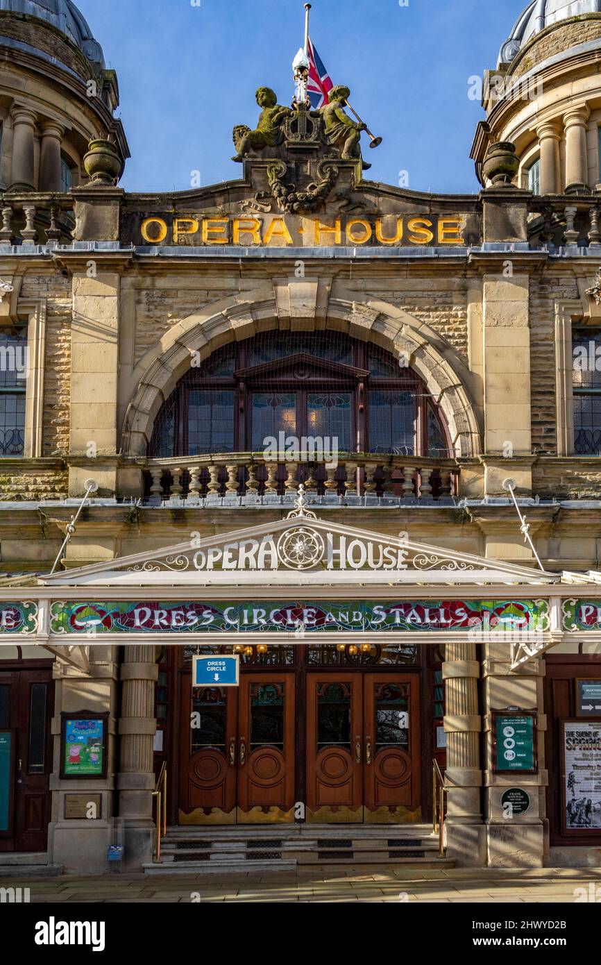 Buxton Opera House, auf dem Platz in der Kurstadt Buxton in Derbyshire, England. Es ist ein Opernhaus mit 902 Sitzplätzen, in dem das jährliche Buxton Festival stattfindet Stockfoto