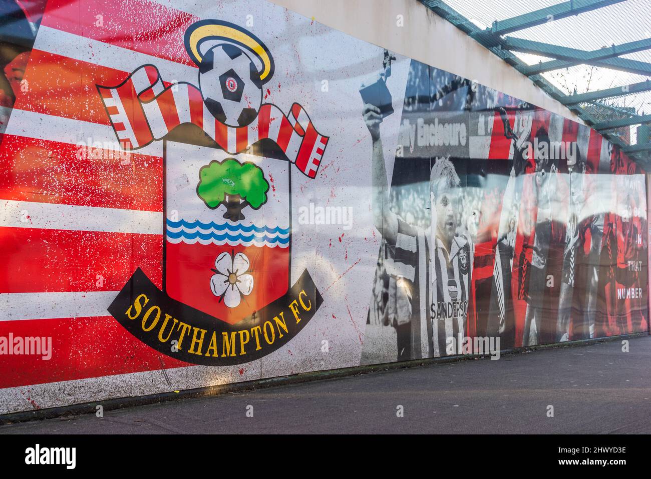 Southampton Football Club (Saints FC) farbenfrohe Kunstwerke an einer Fußgängerbrücke, die zum Fußballstadion von Saint Mary in Northam, Southampton, England, Großbritannien führt Stockfoto