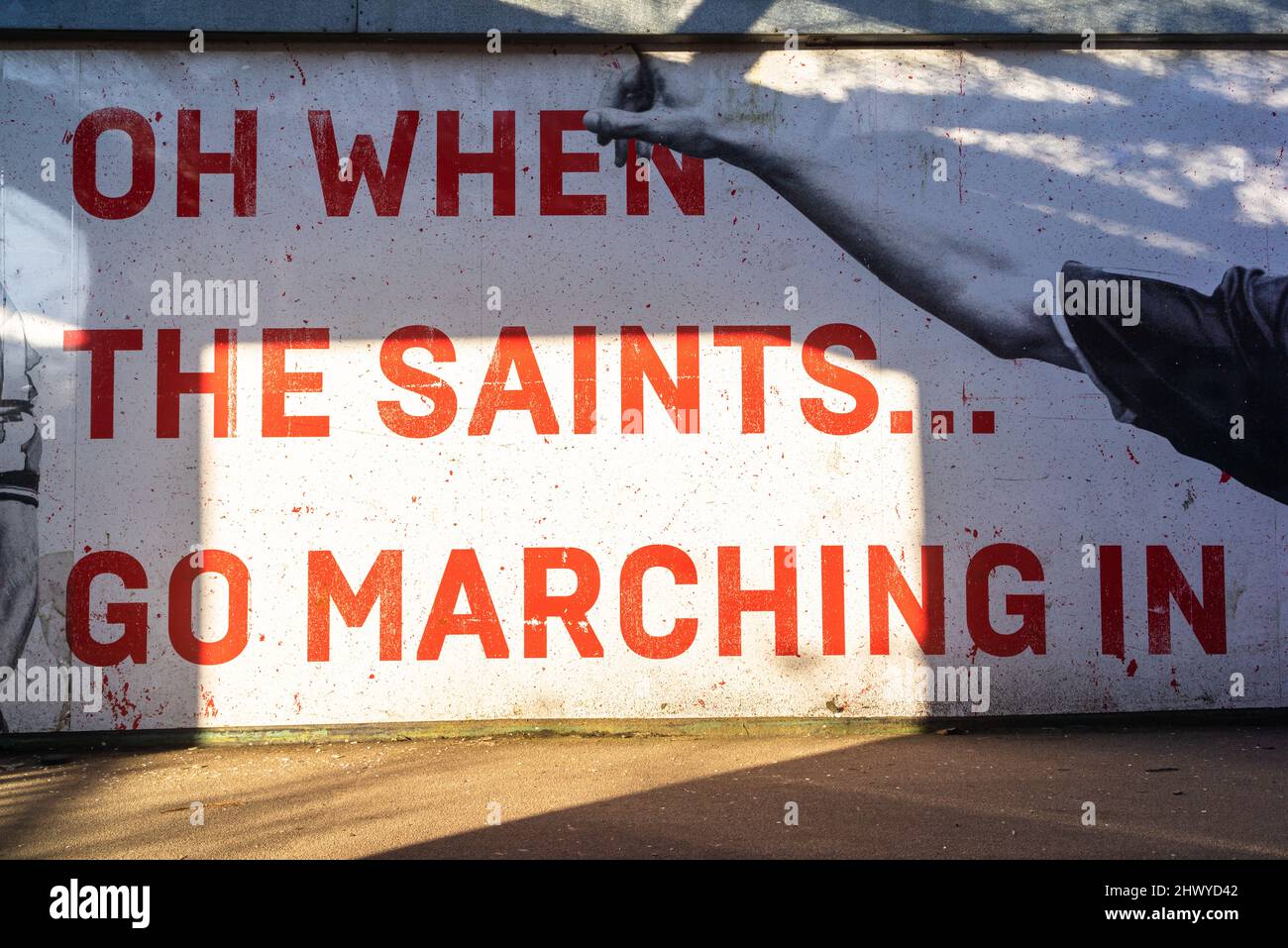 Southampton Football Club (Saints FC) farbenfrohe Kunstwerke an einer Fußgängerbrücke, die zum Fußballstadion von Saint Mary in Northam, Southampton, England, Großbritannien führt Stockfoto