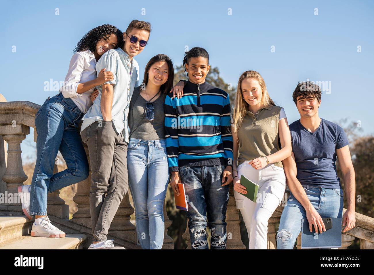 Gruppe junger multirassischer Studenten, die auf die Kamera schauen Stockfoto