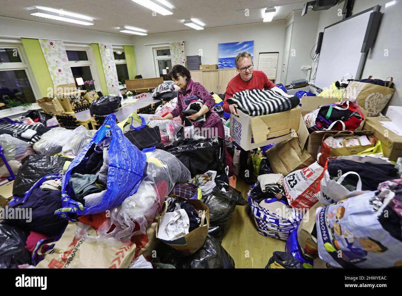 Am Sonntag wurden in Motala, Schweden, viele Kleidungsstücke und Hilfsgüter gespendet, um nach Polen in Richtung der ukrainischen Grenze zu fahren. Polen ist eines von vielen Ländern, in denen ukrainische Flüchtlinge nach der russischen Invasion Anfang dieser Woche erwartet werden. Im Bild: Tatiana (links) und Göran Hedfeldt haben Verwandte in der Ukraine und helfen bei der Spendenaktion. Stockfoto