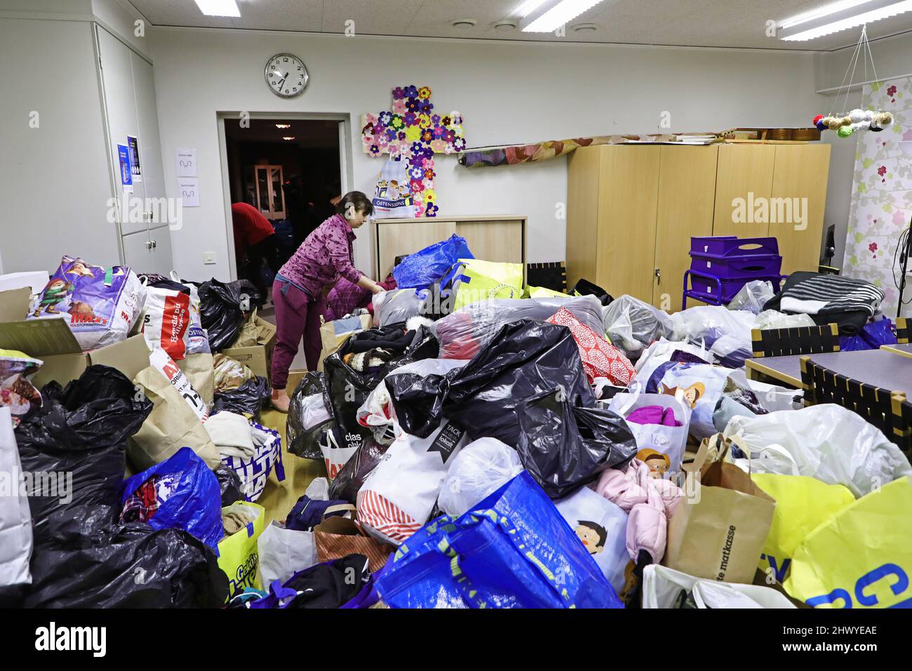 Am Sonntag wurden in Motala, Schweden, viele Kleidungsstücke und Hilfsgüter gespendet, um nach Polen in Richtung der ukrainischen Grenze zu fahren. Polen ist eines von vielen Ländern, in denen ukrainische Flüchtlinge nach der russischen Invasion Anfang dieser Woche erwartet werden. Im Bild: Tatiana Hedfeldt hat Verwandte in der Ukraine und hilft beim Fundraising. Stockfoto