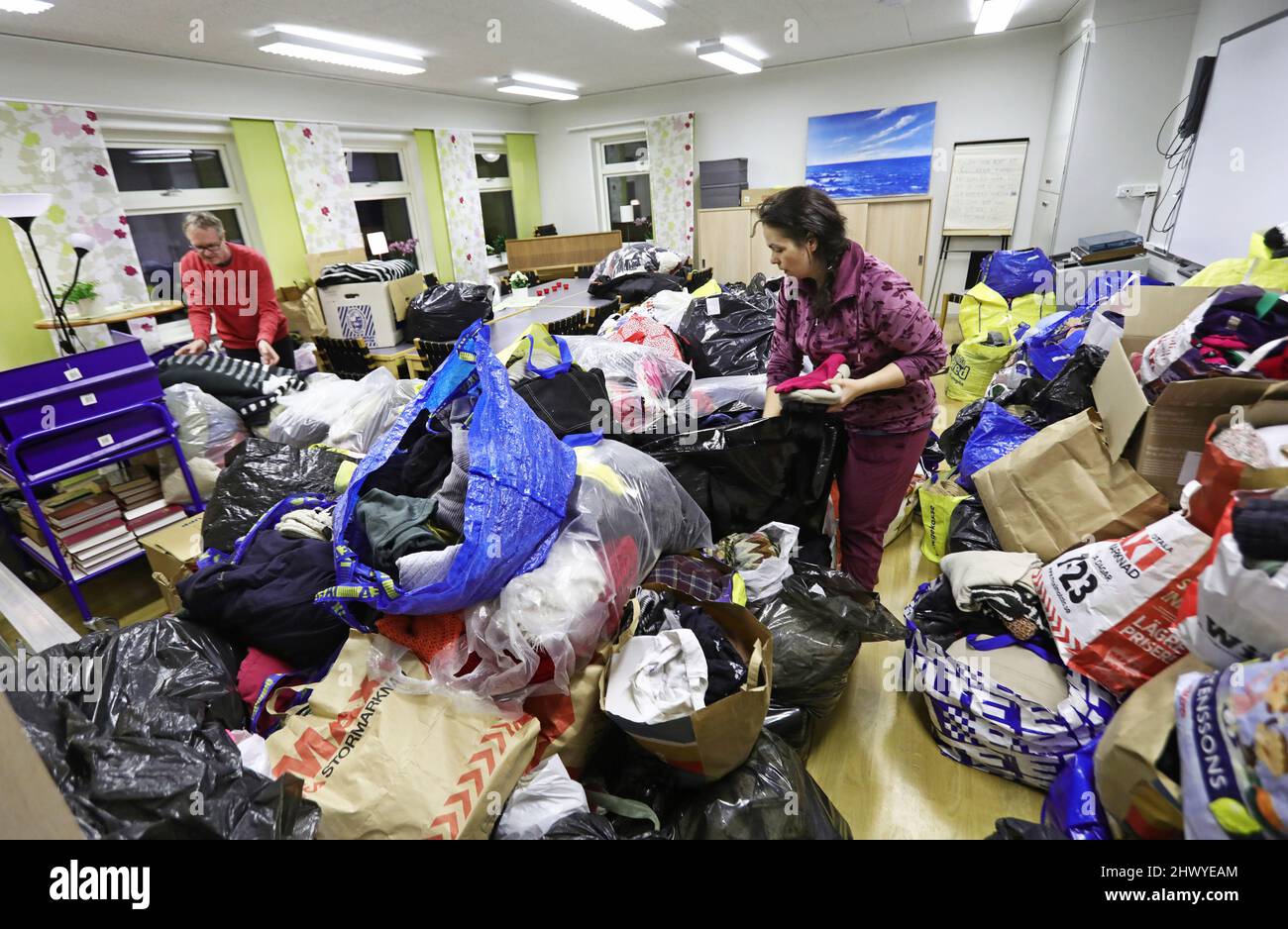 Am Sonntag wurden in Motala, Schweden, viele Kleidungsstücke und Hilfsgüter gespendet, um nach Polen in Richtung der ukrainischen Grenze zu fahren. Polen ist eines von vielen Ländern, in denen ukrainische Flüchtlinge nach der russischen Invasion Anfang dieser Woche erwartet werden. Im Bild: Tatiana (rechts) und Göran Hedfeldt haben Verwandte in der Ukraine und helfen beim Fundraising. Stockfoto