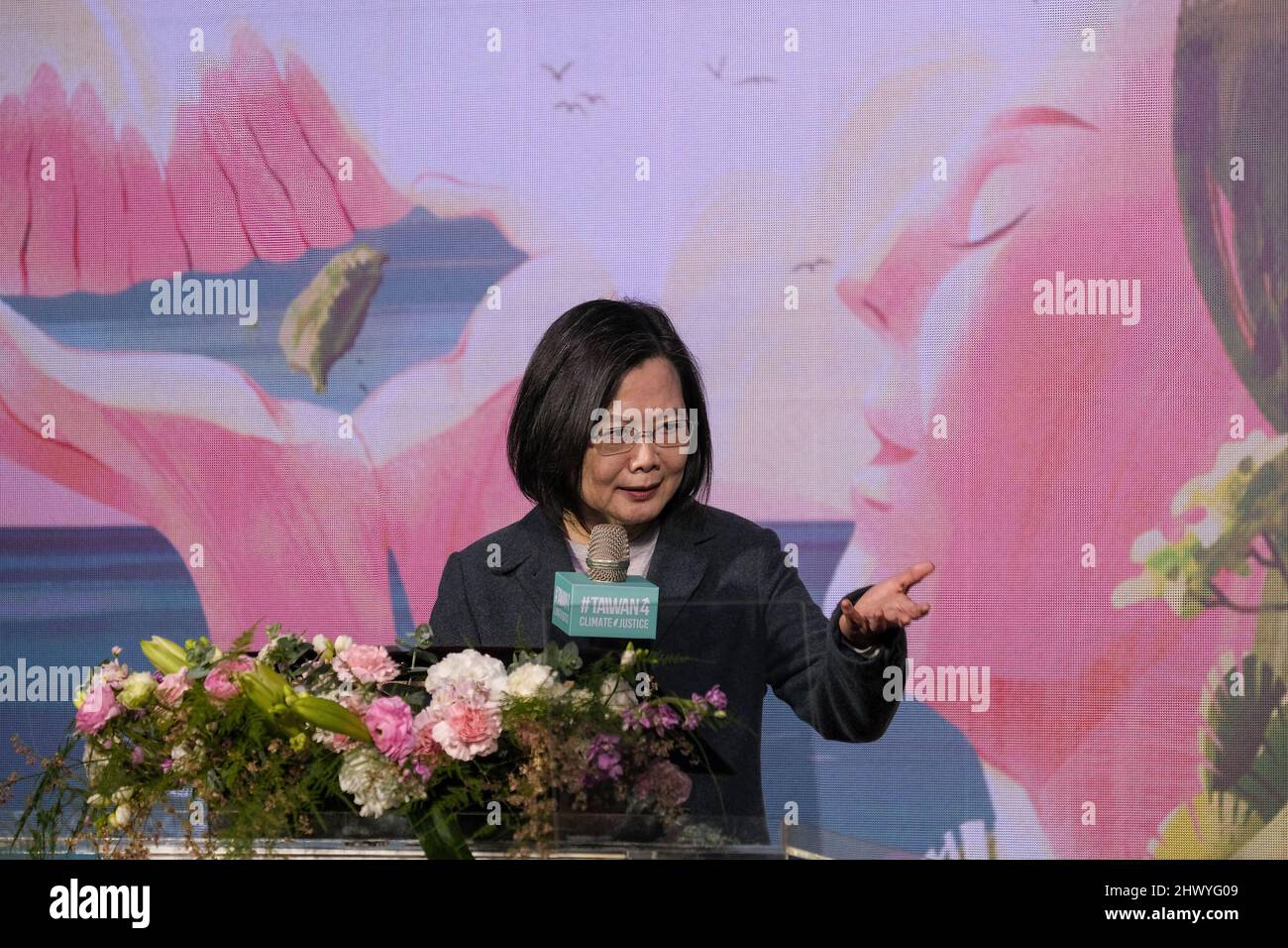 Taipeh, Taiwan. 08. März 2022. Tsai Ing-wen, Präsidentin von Taiwan, hält eine Rede während einer Eröffnungszeremonie der Taiwan Gender Equality Week am Internationalen Tag der Frauenrechte in Taipei. Kredit: SOPA Images Limited/Alamy Live Nachrichten Stockfoto