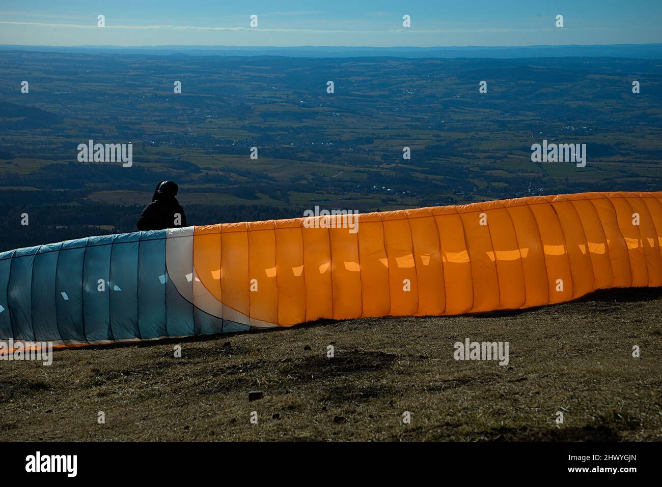 Orangefarbenes und blaues Gleitschirmgewebe zum Abheben Stockfoto