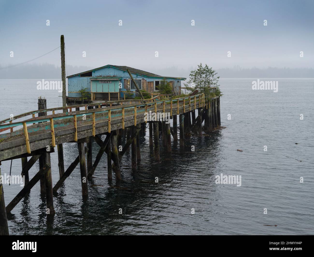 Gebäude am Ende eines Docks in der Alert Bay auf Cormorant Island, Johnstone Strait, British Columbia, Vancouver Island, Kanada Stockfoto