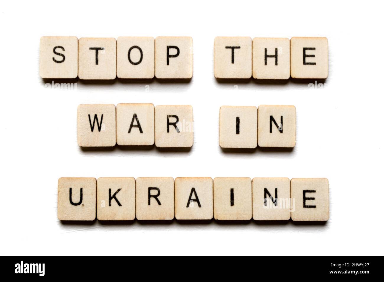 Konzept zum Krieg in der Ukraine mit einem Schild mit der Aufschrift Stoppt den Krieg in der Ukraine Stockfoto