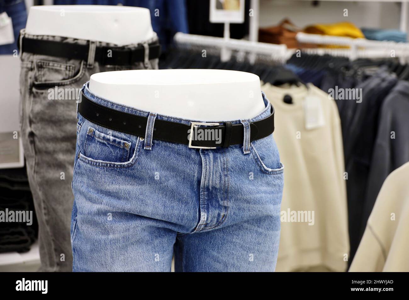 Jeans auf Schaufensterpuppen im Shop. Jeansmode, Bekleidungsgeschäft Stockfoto