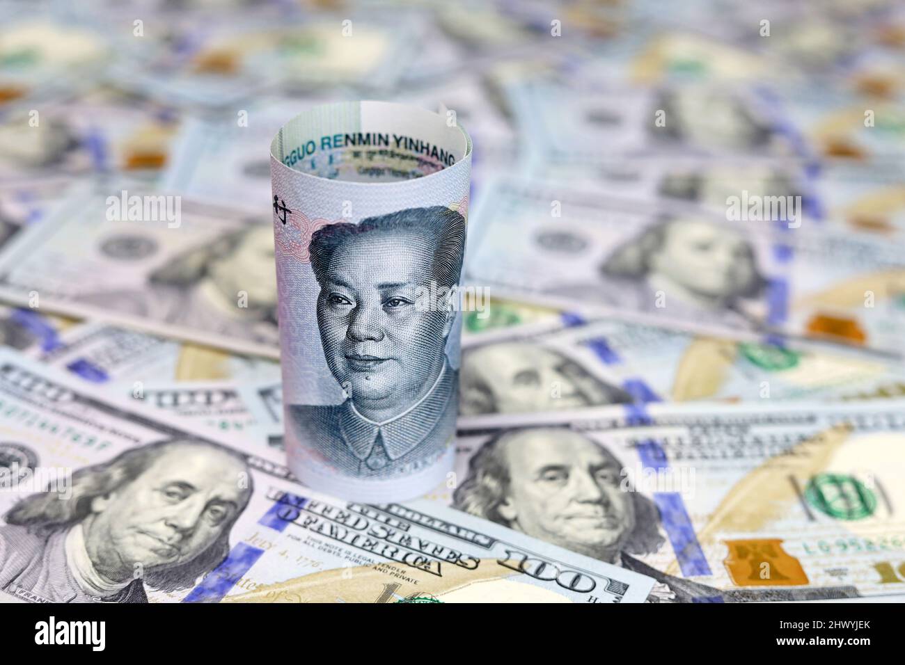 Chinesische Yuan-Banknote auf US-Dollar Hintergrund. Konzept des Handelskrieges zwischen China und den USA, Wirtschaft, Sanktionen, Tourismus und Investitionen Stockfoto