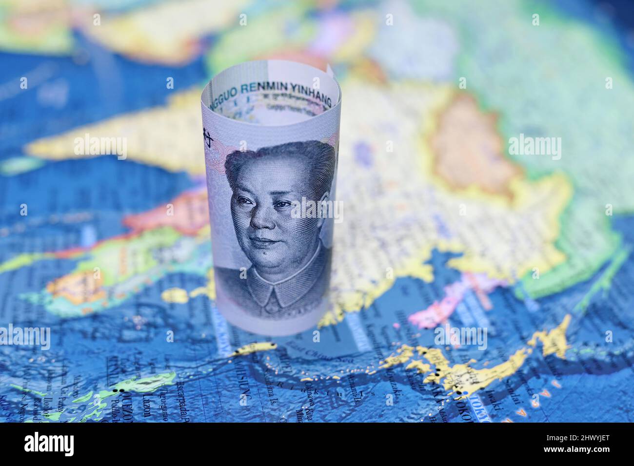 Yuan auf der Karte von China. Konzept des politischen Konflikts um Taiwan, die chinesische und die asiatische Wirtschaft Stockfoto