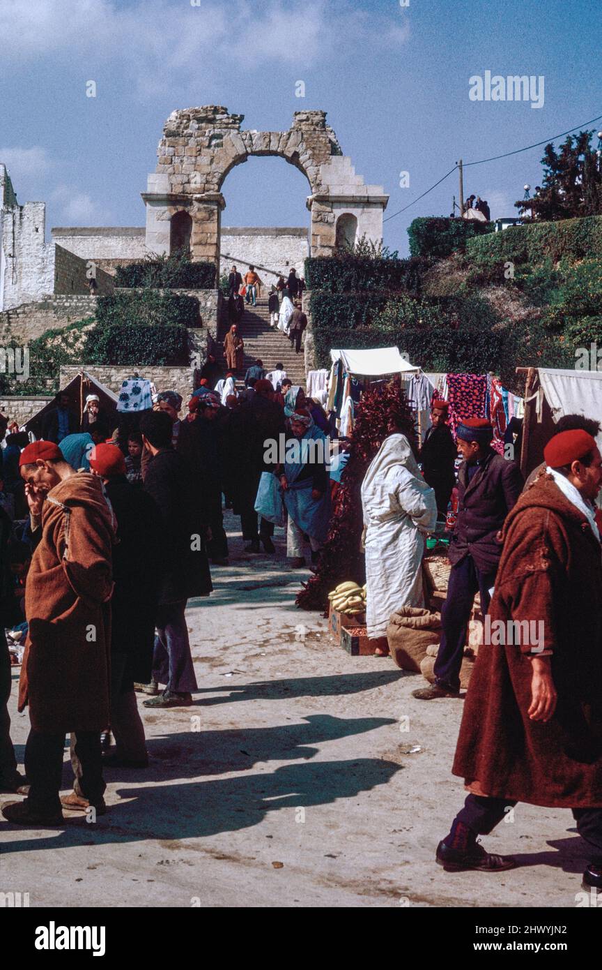 Das Zaghouan Aquädukt oder Aquädukt von Karthago mit einer Gesamtlänge von 132 km von den Quellen in Zaghouan bis Karthago (heute Tunis). Triumphbogen und ein Markt. Archivscan von einem Dia. April 1976. Stockfoto