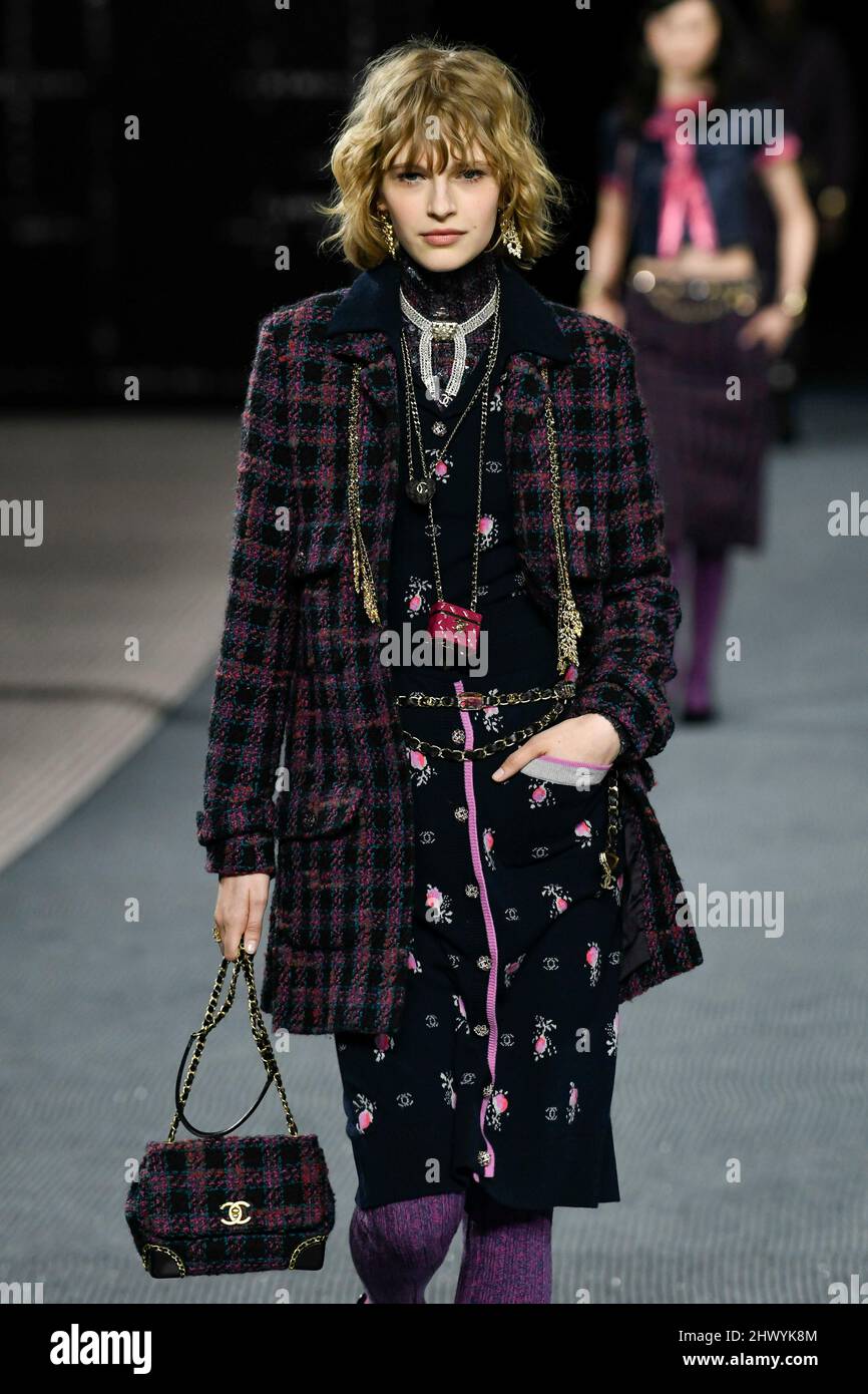 Paris, Frankreich. 08. März 2022. CHANEL Herbst/Winter 2022-23 Start- und Landebahn während der Paris Fashion Week - Paris, Frankreich. 08/03/2022 Credit: dpa/Alamy Live News Stockfoto