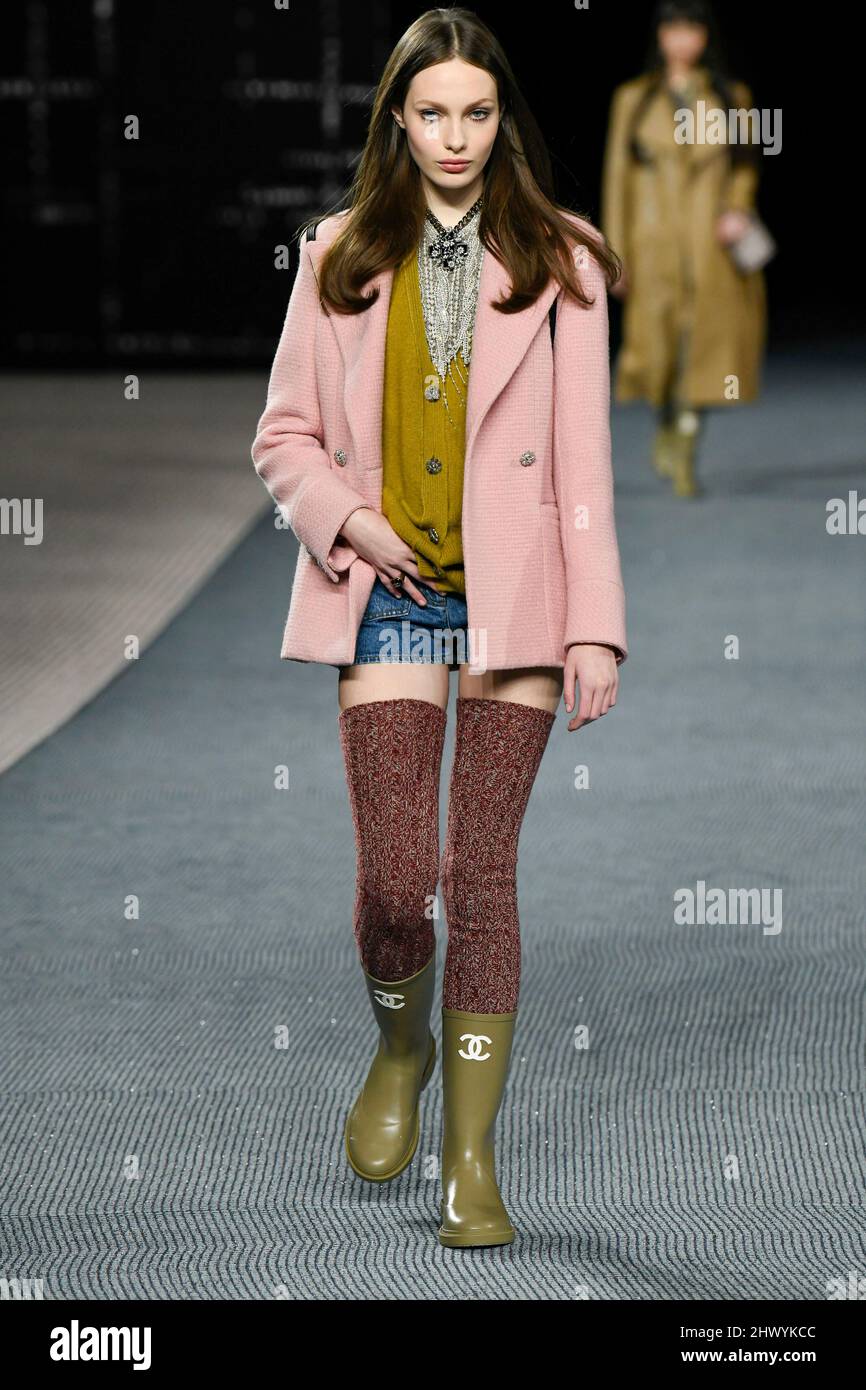 Paris, Frankreich. 08. März 2022. CHANEL Herbst/Winter 2022-23 Start- und Landebahn während der Paris Fashion Week - Paris, Frankreich. 08/03/2022 Credit: dpa/Alamy Live News Stockfoto