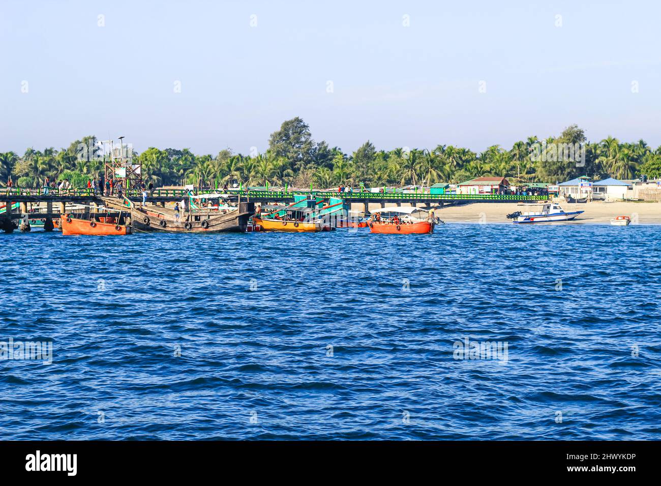 Touristenanlegestelle von St. Martin's Island, Bangladesch. Foto eines Seehafens auf einer Insel mit vielen angedockten Schiffen. Gut für den Außenbereich geeignet. Stockfoto