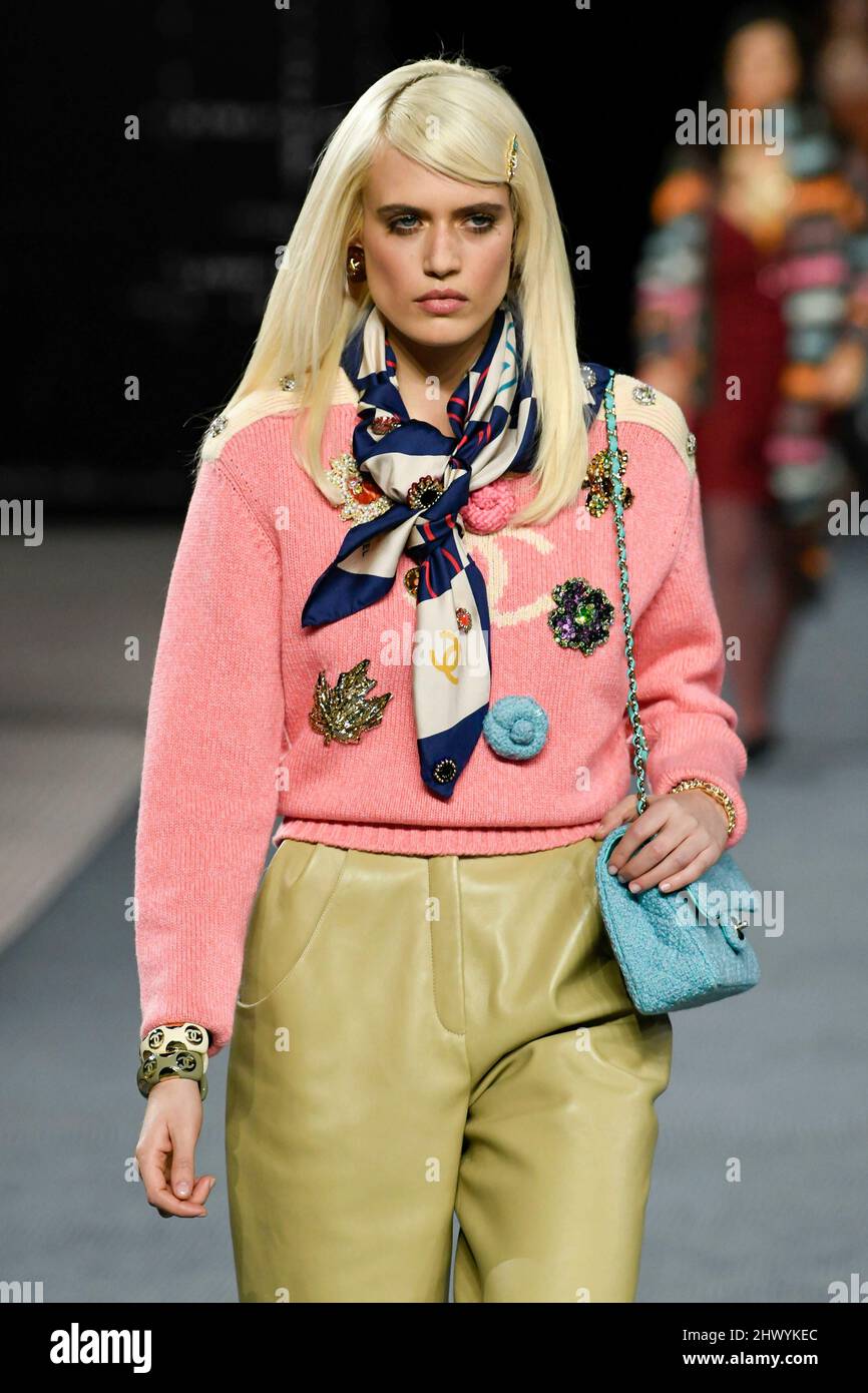 Paris, Frankreich. 08. März 2022. CHANEL Herbst/Winter 2022-23 Start- und Landebahn während der Paris Fashion Week - Paris, Frankreich. 08/03/2022 Credit: dpa/Alamy Live News Stockfoto