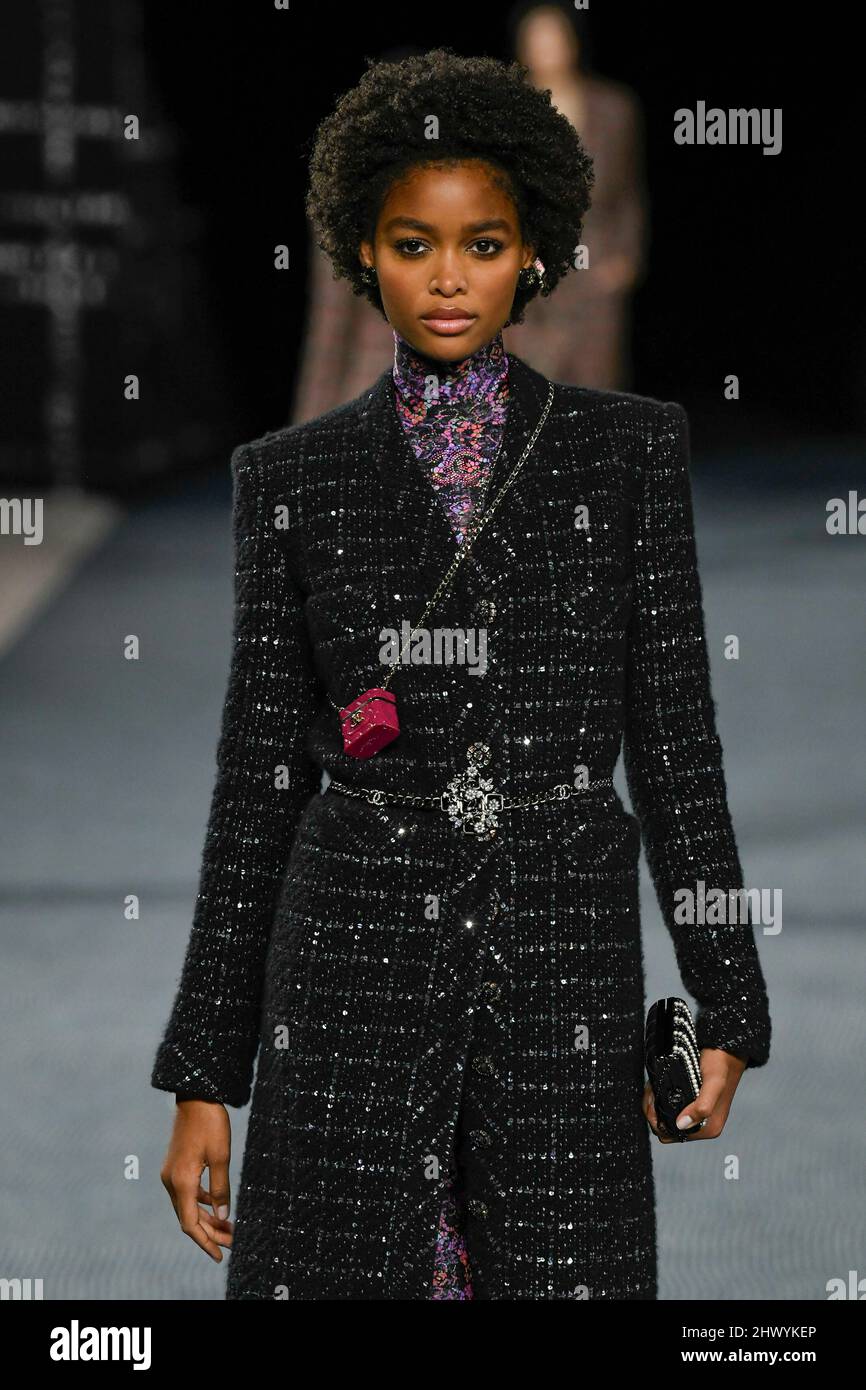 Paris, Frankreich. 08. März 2022. CHANEL Herbst/Winter 2022-23 Start- und Landebahn während der Paris Fashion Week - Paris, Frankreich. 08/03/2022 Credit: dpa/Alamy Live News Stockfoto