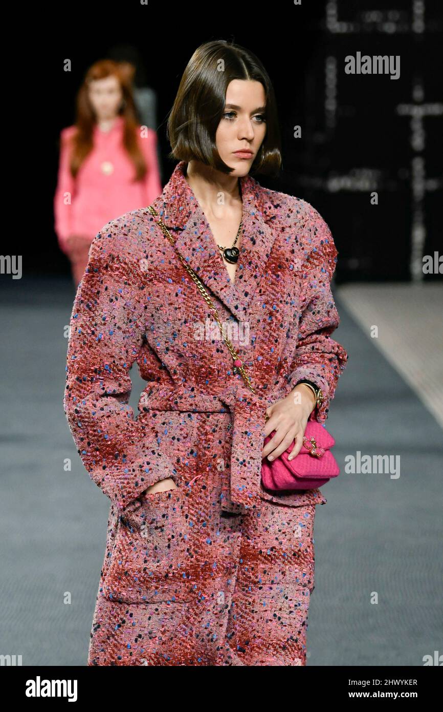 Paris, Frankreich. 08. März 2022. CHANEL Herbst/Winter 2022-23 Start- und Landebahn während der Paris Fashion Week - Paris, Frankreich. 08/03/2022 Credit: dpa/Alamy Live News Stockfoto
