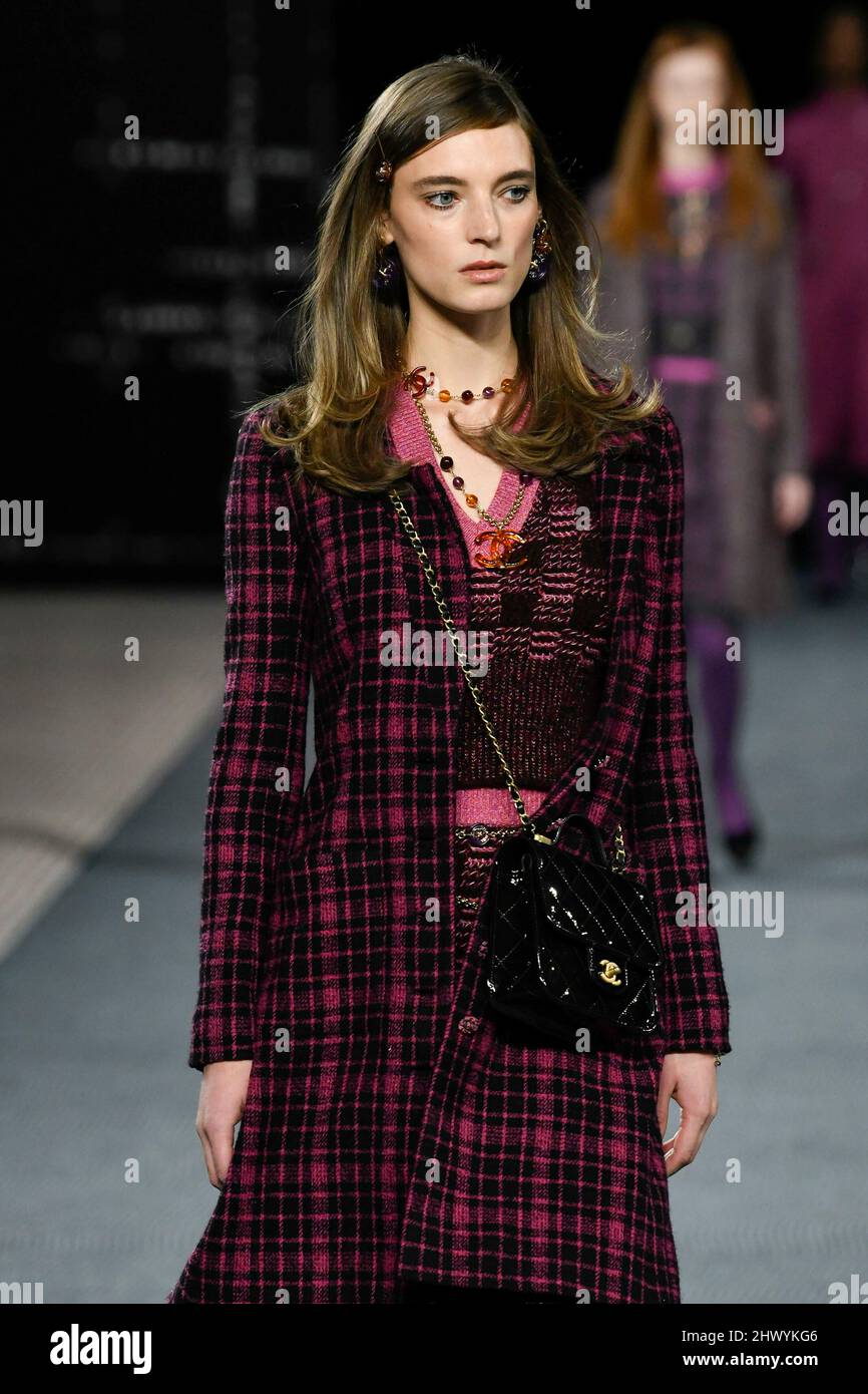 Paris, Frankreich. 08. März 2022. CHANEL Herbst/Winter 2022-23 Start- und Landebahn während der Paris Fashion Week - Paris, Frankreich. 08/03/2022 Credit: dpa/Alamy Live News Stockfoto