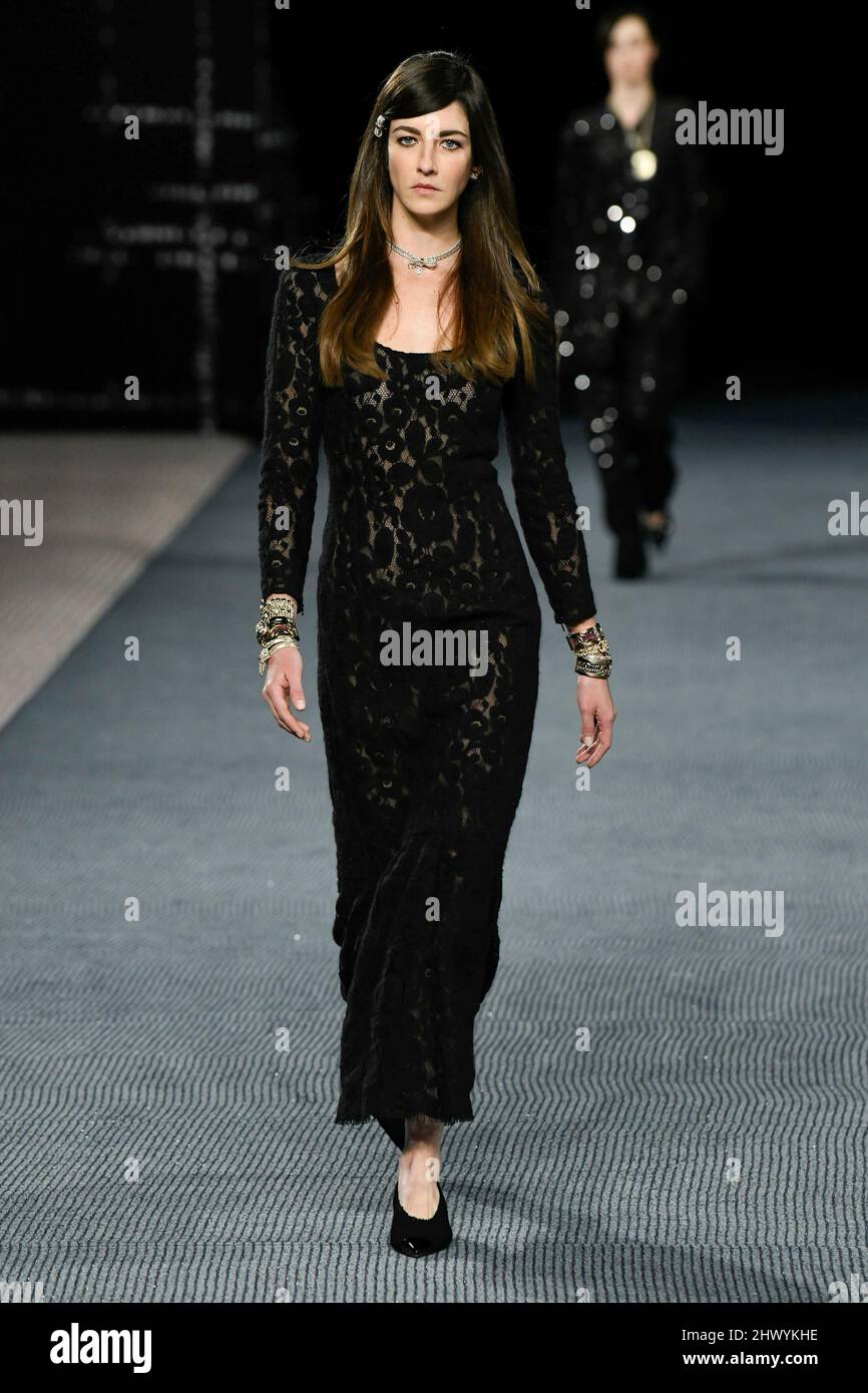 Paris, Frankreich. 08. März 2022. CHANEL Herbst/Winter 2022-23 Start- und Landebahn während der Paris Fashion Week - Paris, Frankreich. 08/03/2022 Credit: dpa/Alamy Live News Stockfoto
