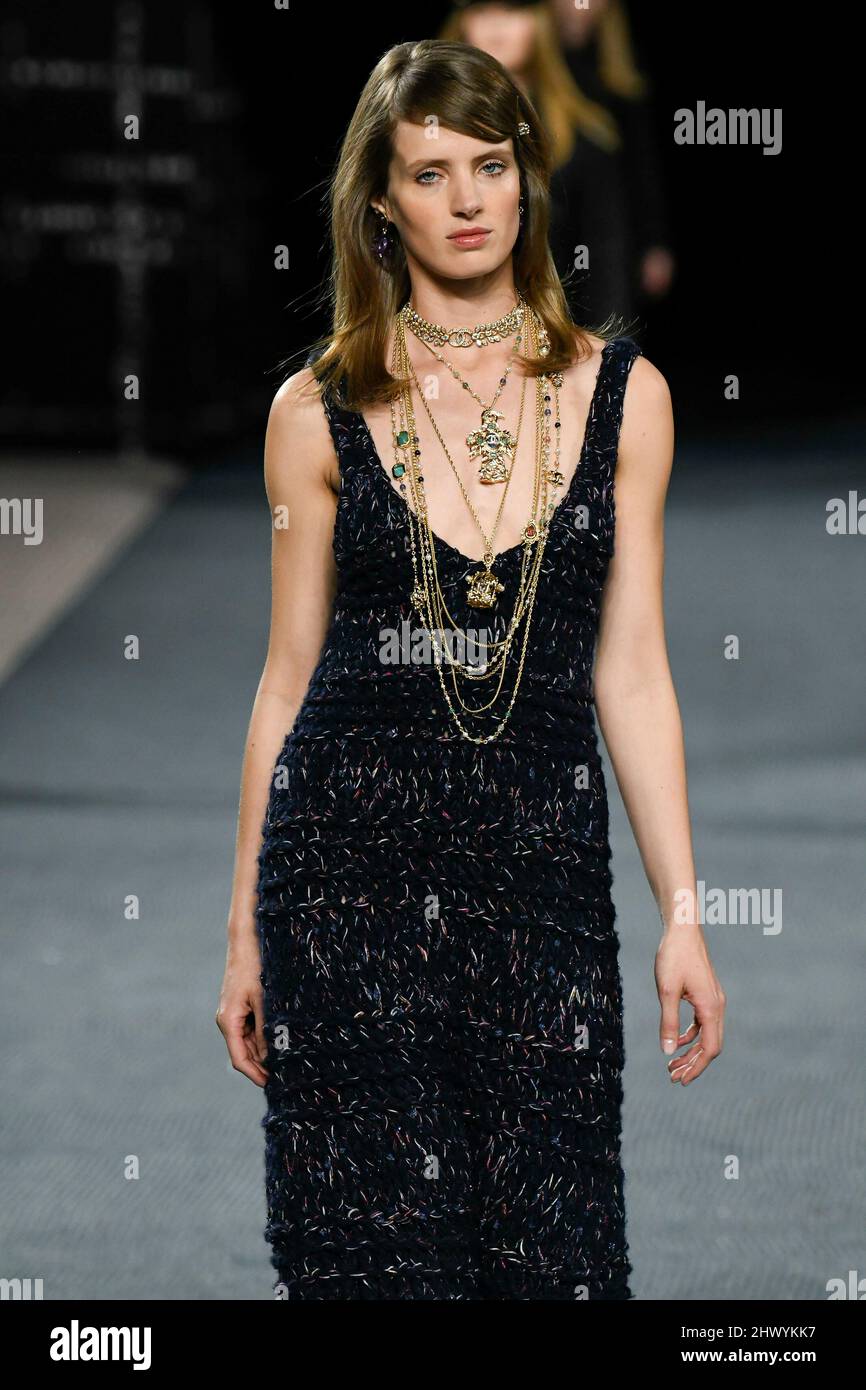 Paris, Frankreich. 08. März 2022. CHANEL Herbst/Winter 2022-23 Start- und Landebahn während der Paris Fashion Week - Paris, Frankreich. 08/03/2022 Credit: dpa/Alamy Live News Stockfoto