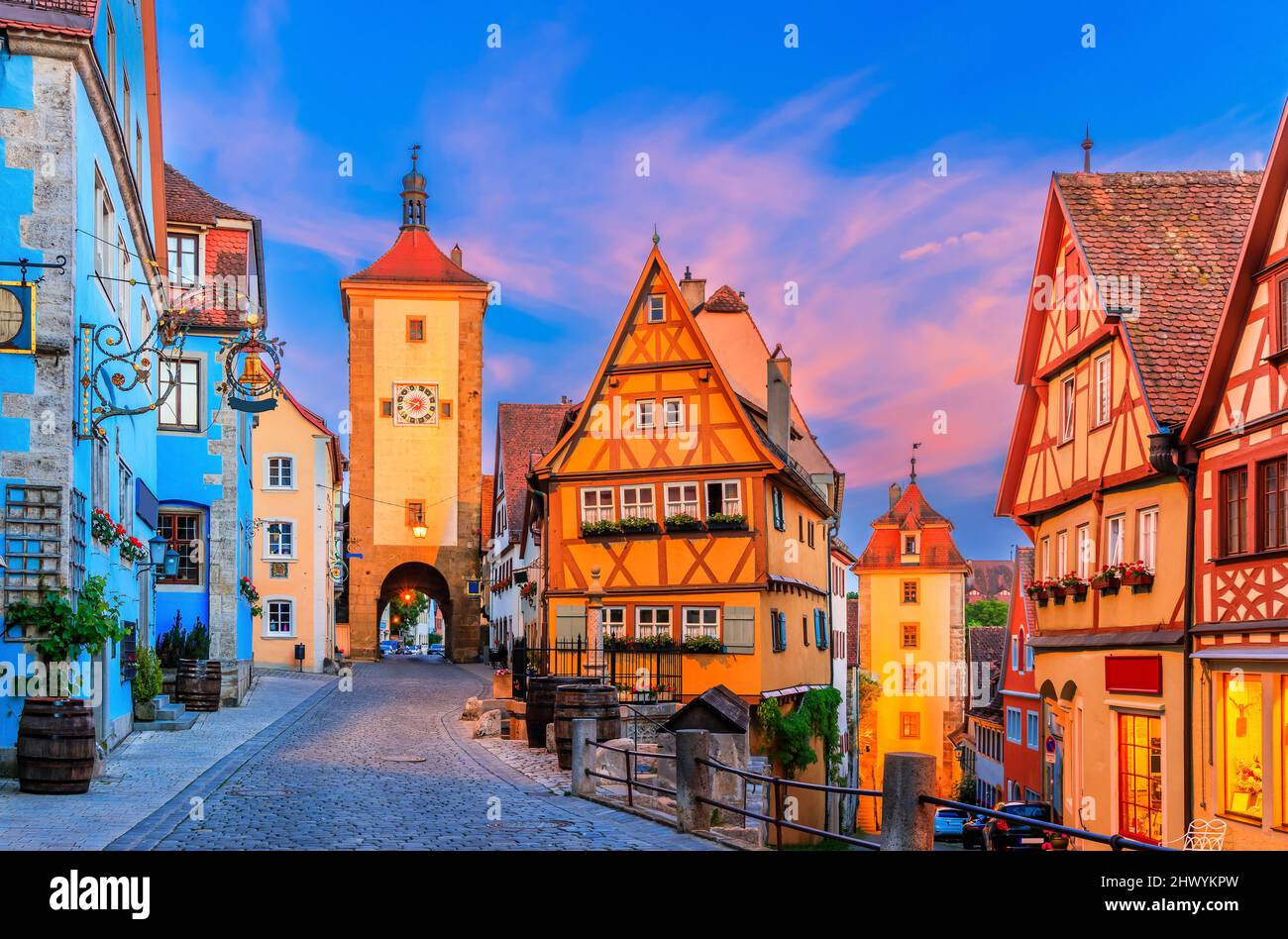 Rothenburg ob der Tauber, Bayern, Deutschland. Mittelalterliche Stadt Rothenburg bei Nacht. Kobolzeller Turm auf der rechten Seite und Siebers Tower Haupteingang zum Th Stockfoto