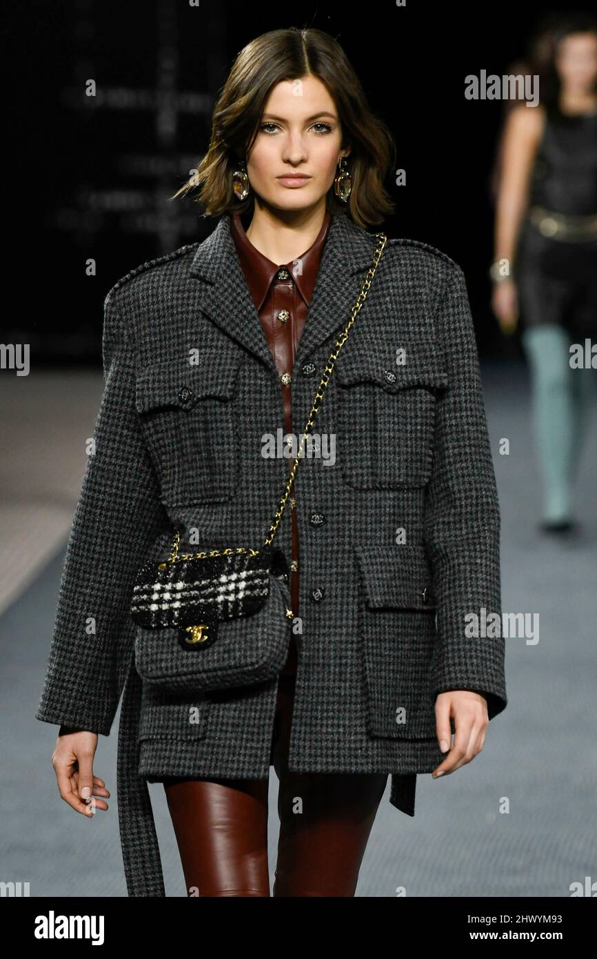 Paris, Frankreich. 08. März 2022. CHANEL Herbst/Winter 2022-23 Start- und Landebahn während der Paris Fashion Week - Paris, Frankreich. 08/03/2022 Credit: dpa/Alamy Live News Stockfoto