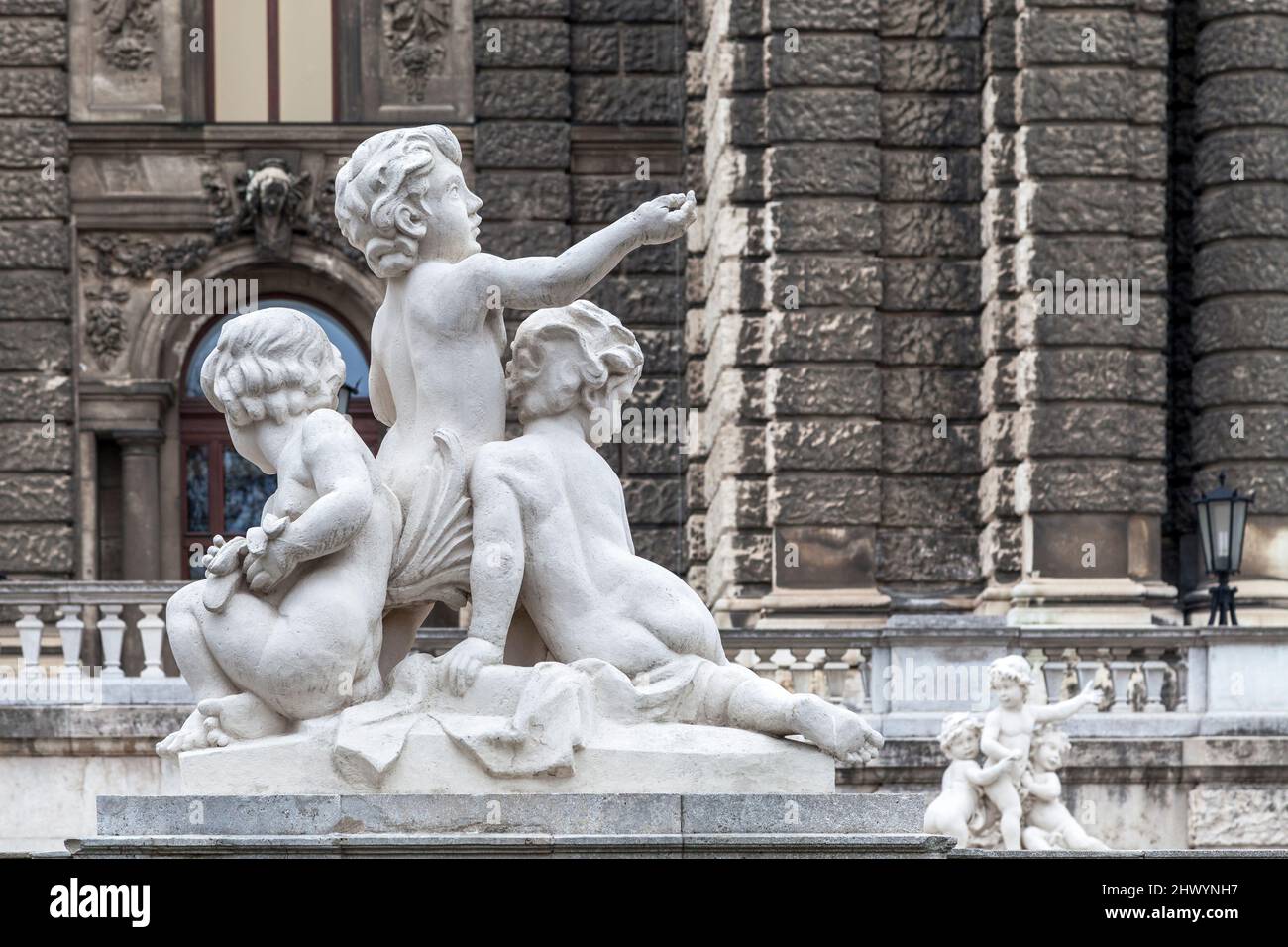 Spielende Kinderstatue in Wien Stockfoto
