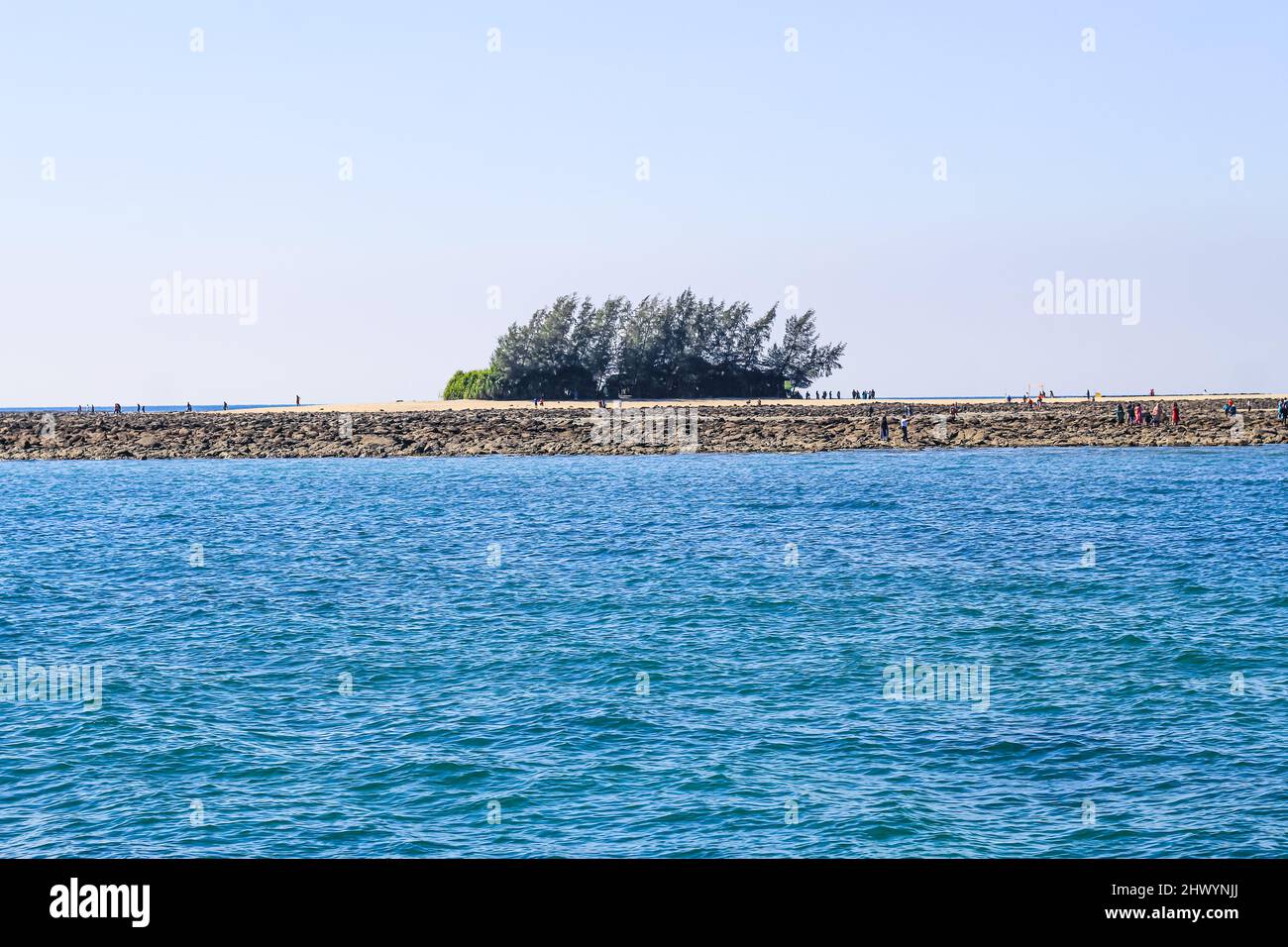 Schöne Aussicht auf den Chera Dwip, Bangladesch. Das kristallklare Meerwasser, die Felsen und die Sonne gruppieren sich zu einer atemberaubenden Landschaft. Landschaftlich schöner Blick auf die Anlage. Stockfoto