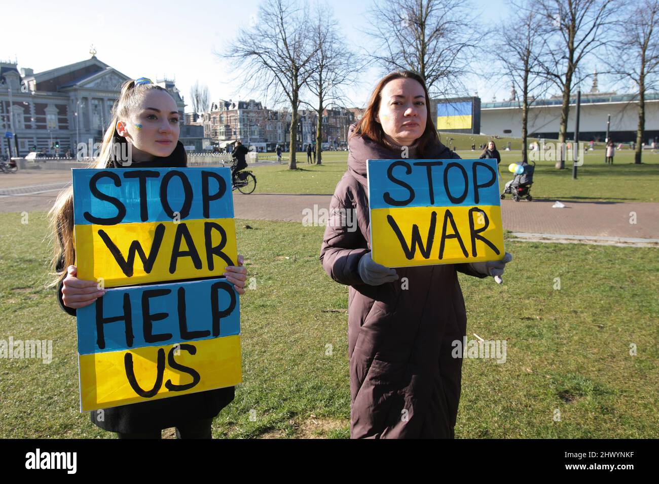 Frauen protestieren für den Internationalen Frauentag am 8. März 2022 vor dem Generalkonsulat der Vereinigten Staaten auf dem Museumplein in Amsterdam, Niederlande. Die Zahl der Flüchtlinge, die vor der russischen Invasion fliehen über zwei Millionen, eine Million Frauen und Kinder sind aus der Ukraine geflohen, um dem Krieg zu entkommen, berichtete das byÊUNHCR-UN-Flüchtlingshilfswerk. (Foto von Paulo Amorim/Sipa USA) Stockfoto