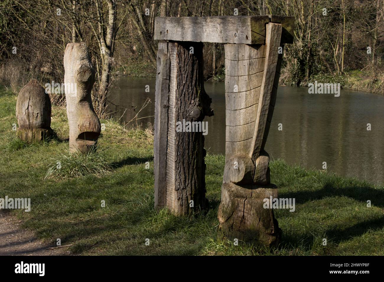 Holzskulpturen Towpath River Stort Harlow Essex Stockfoto