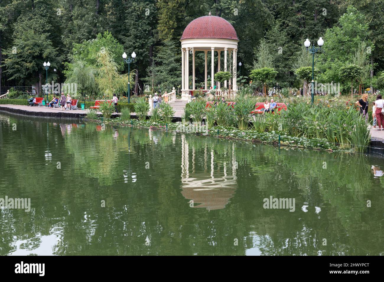 KHARKIV, UKRAINE - 3. AUGUST 2021: Dies ist ein Pavillon über einem künstlichen Teich im Central Park of Culture and Leisure. Stockfoto
