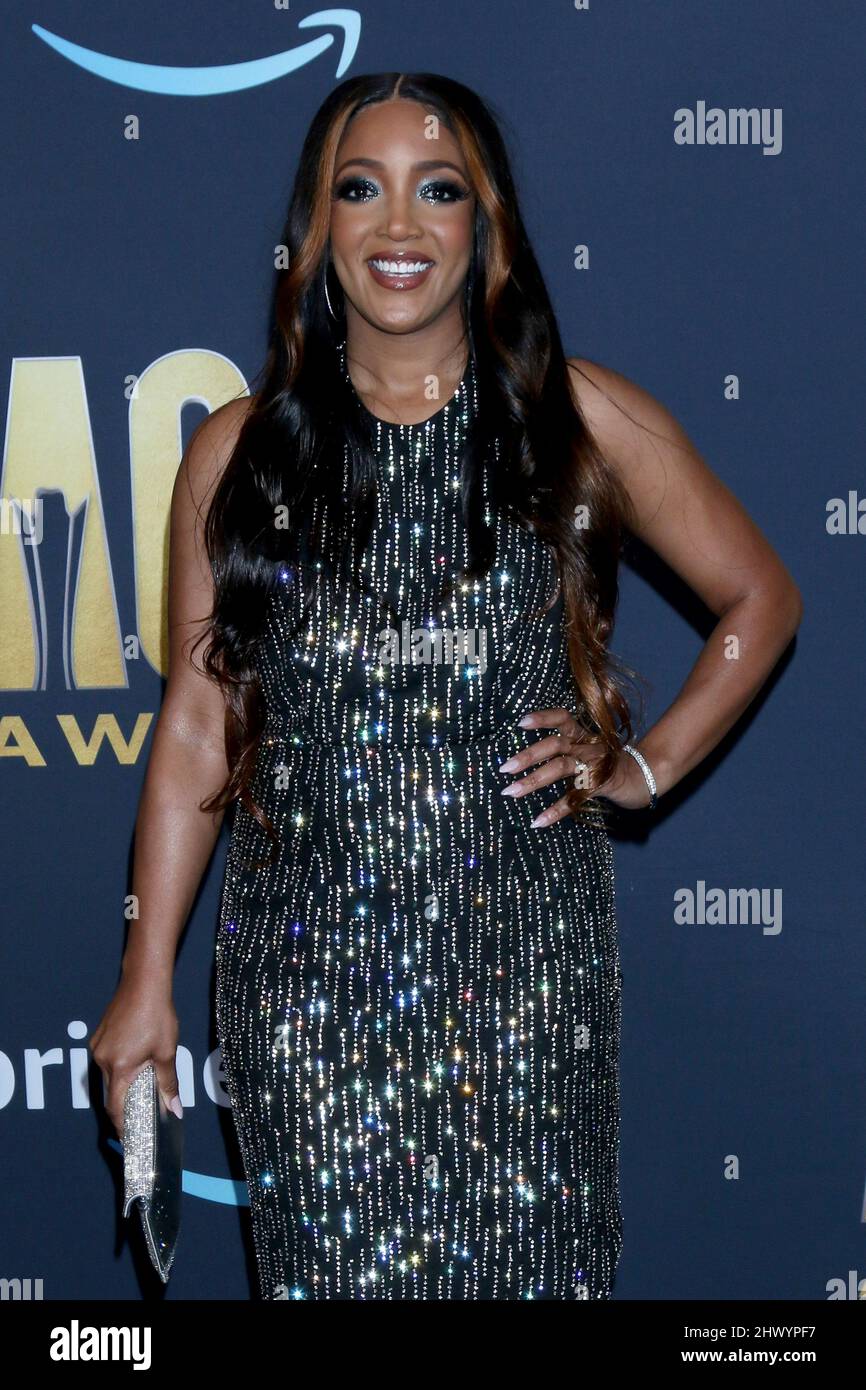 LAS VEGAS – 7. MÄRZ: Mickey Guyton bei den Academy of Country Music Awards 2022 kommt am 7. März 2022 in Las Vegas, NV, im Allegient Stadium an (Foto: Katrina Jordan/Sipa USA) Stockfoto