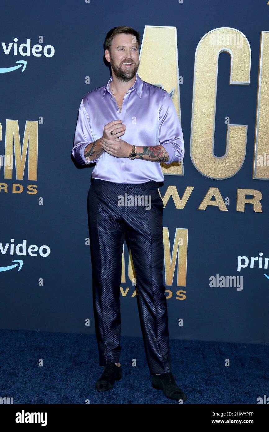 LAS VEGAS – 7. MÄRZ: Charles Kelley bei den Academy of Country Music Awards 2022 kommt am 7. März 2022 in Las Vegas, NV, im Allegient Stadium an (Foto: Katrina Jordan/Sipa USA) Stockfoto