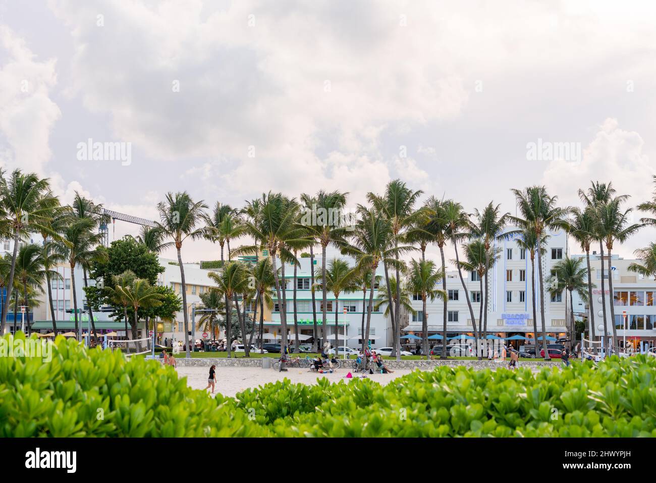 Miami Beach, USA - 10. September 2019: Ocean Drive in Miami Beach bei Sonnenuntergang. Skyline der Stadt mit Palmen in der Abenddämmerung. Art déco am South Beach Stockfoto