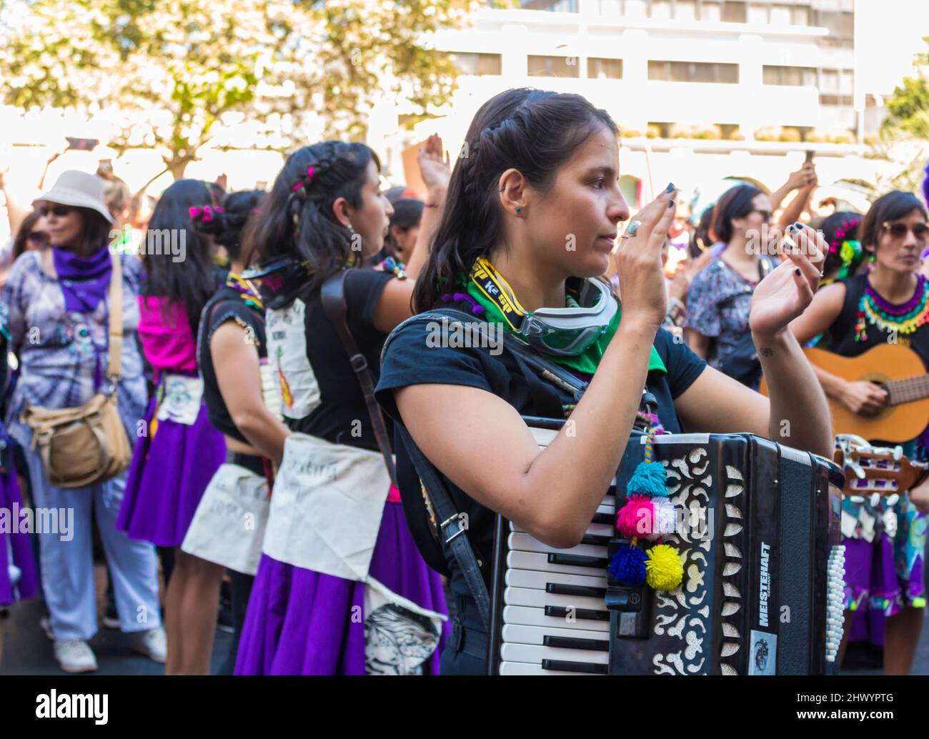 Musikerin Frau mit Akkordeon beim Internationalen Frauentag 8M Strike - Santiago, Chile - 08. März 2020 Stockfoto