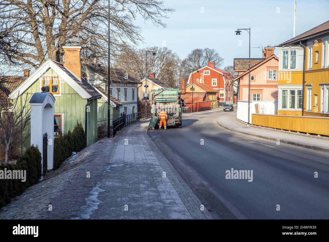 Müllwagen sammelt Müll in malmkoping, flen, schweden Stockfoto