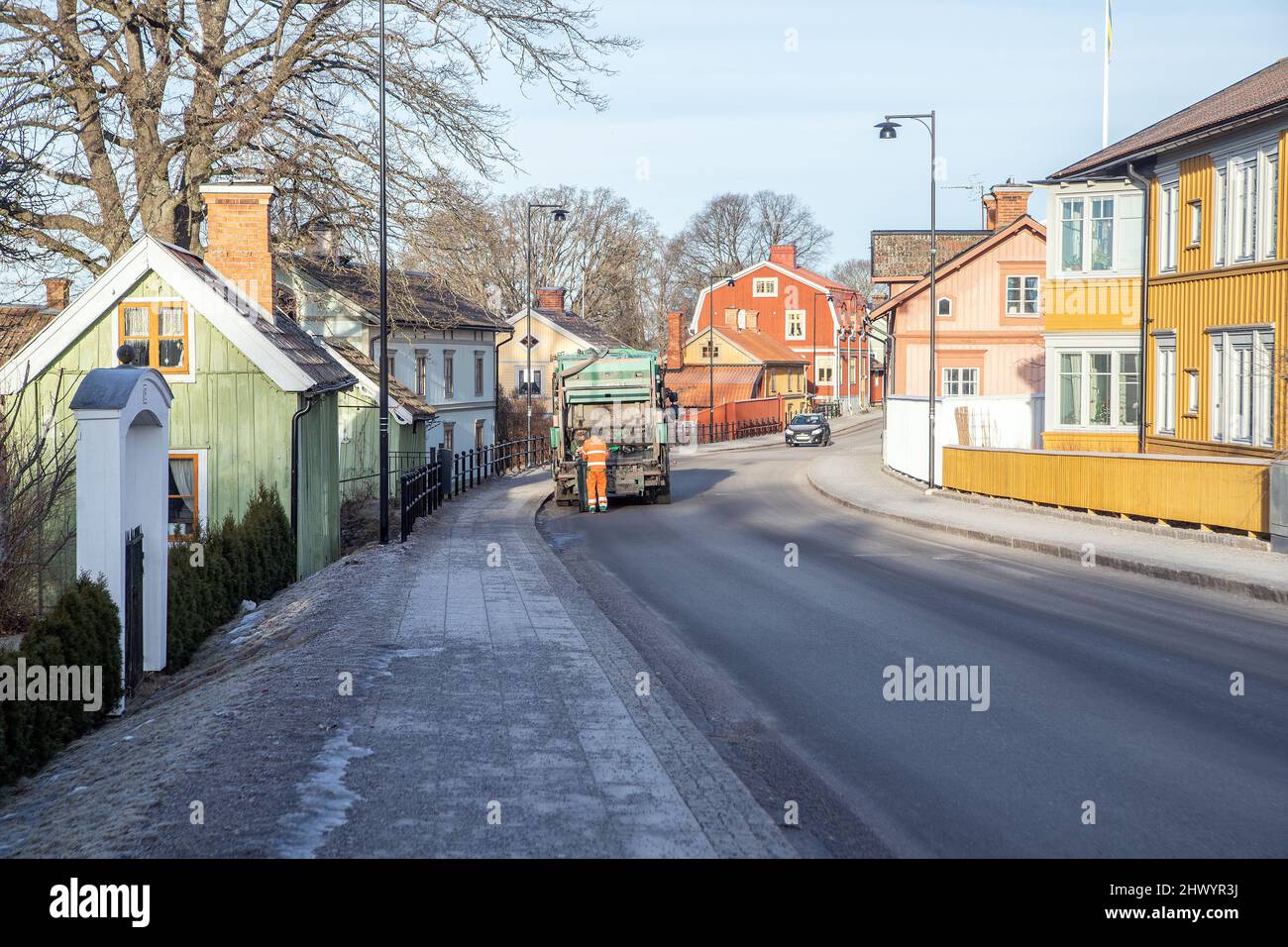 Müllwagen sammelt Müll in malmkoping, flen, schweden Stockfoto