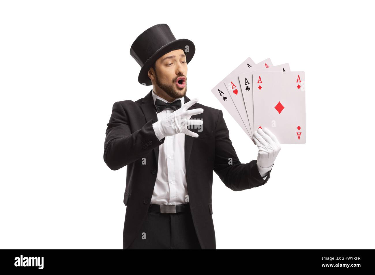 Zauberer, der einen Stich mit isolierten Karten auf weißem Hintergrund macht Stockfoto