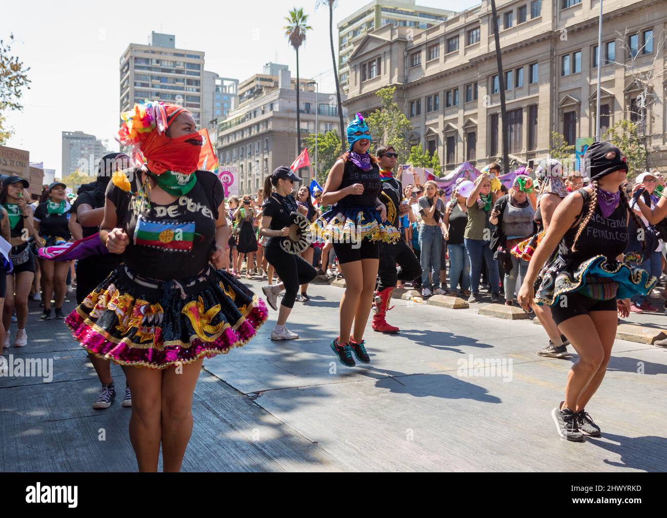 Frauen tanzen beim Internationalen Frauentag 8M Strike - Santiago, Chile - 08. März 2020 Stockfoto
