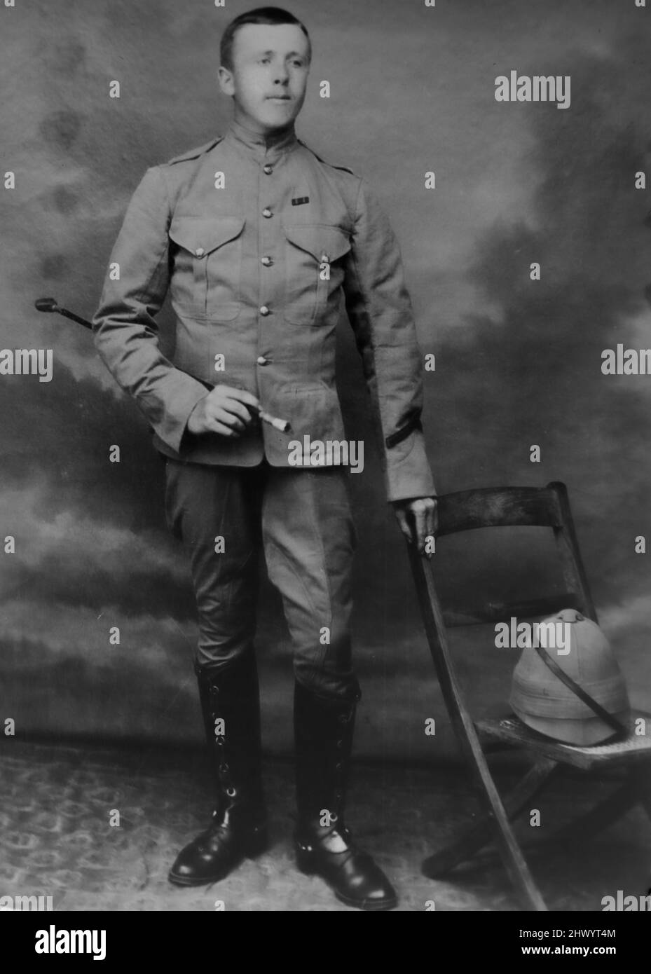 Edwardianisches formales Studioporträt eines Mannes in Uniform. Entnommen aus einem Vintage Glasplatte negativ. C1900 – 1910 Stockfoto