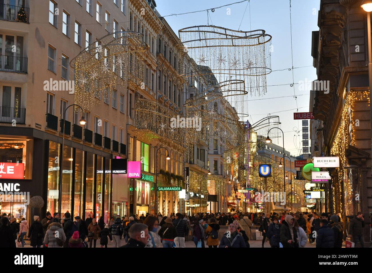 Die Einkaufsstarße Kärntner Straße in Wien im Winter am Abend, Österreich, Europa - die Einkaufsstraße Kärntner Straße in Wien im Winter am Vorabend Stockfoto