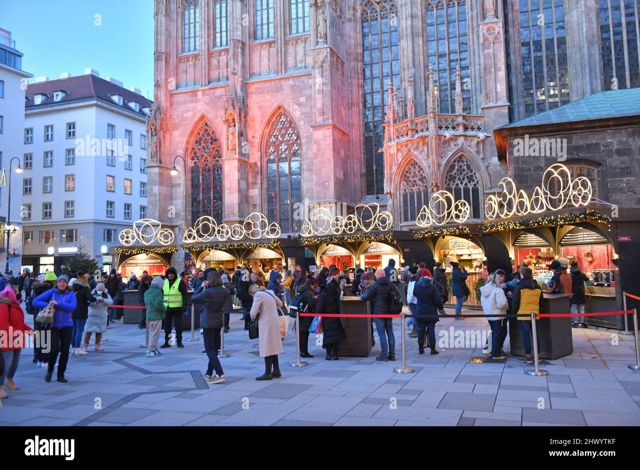 Wintermarkt Weihnachtsmarkt am Stephansplatz in Wien am Abend, Österreich, Europa - Wintermarkt Weihnachtsmarkt am Stephansplatz in Wien im e Stockfoto