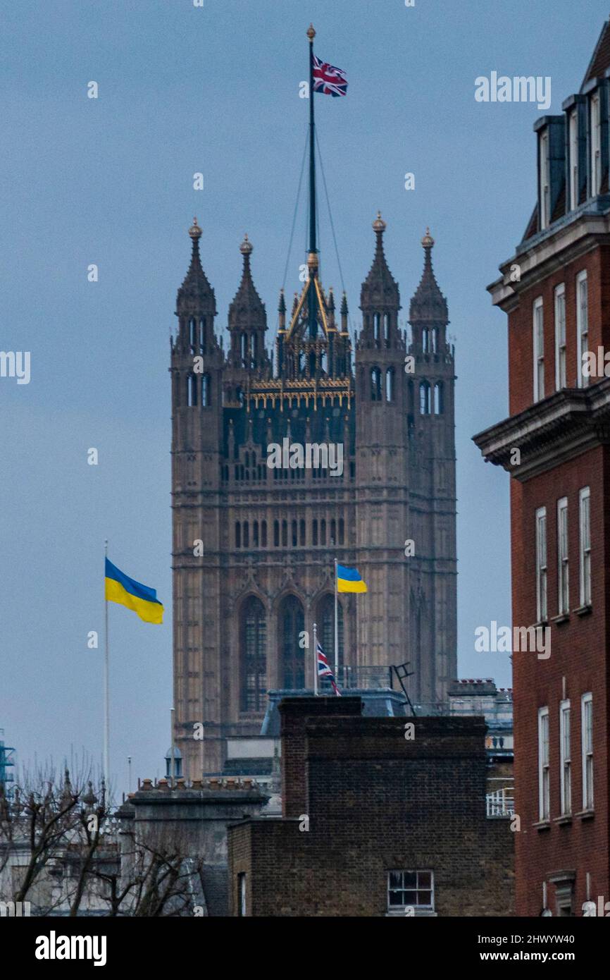 London, Großbritannien. 8. März 2022. Die ukrainische und die britische Flagge fliegen über whitehall, wie der ukrainische Präsident Volodymyr Zelensky in einer beispiellosen Rede vor britischen Abgeordneten im Unterhaus sagt: „Wir werden nicht aufgeben“. Kredit: Guy Bell/Alamy Live Nachrichten Stockfoto