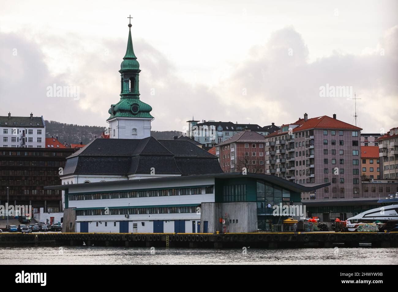 Bergen, Norwegen - 14. November 2017: Küstenansicht der Stadt Bergen mit dem Turm von Nykirken oder der neuen Kirche, einer Pfarrkirche der Kirche von Norwegen in B Stockfoto