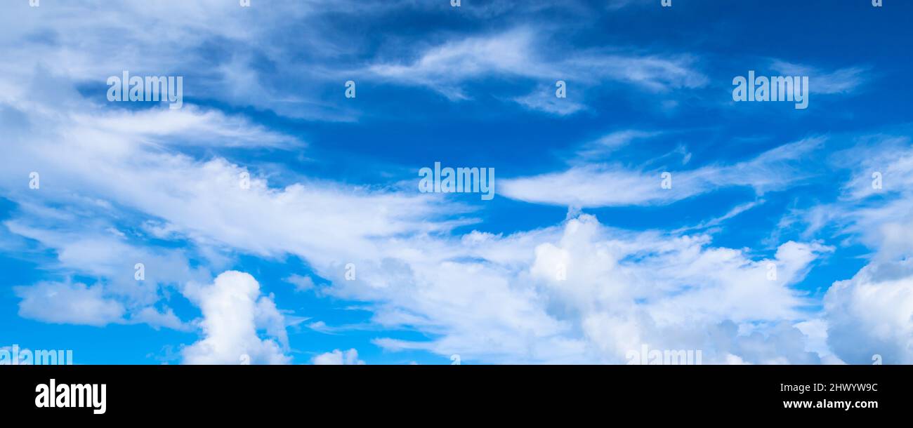 Tiefblauer Himmel mit verschiedenen Arten von Wolken. Panorama-Foto Hintergrund an einem Tag aufgenommen Stockfoto