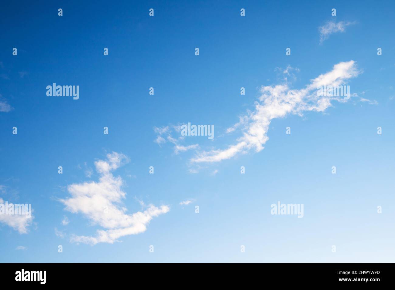 Blauer Himmel mit kleinen weißen Wolken am Tag. Natürliches Hintergrundfoto Stockfoto