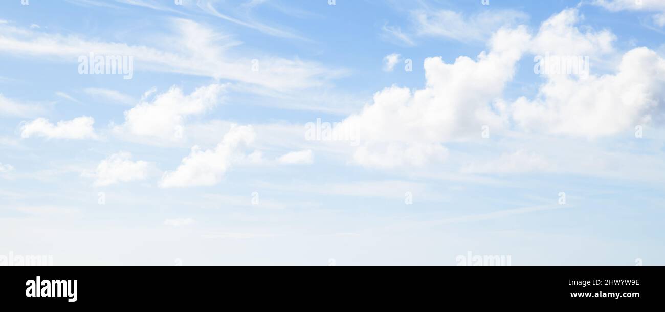 Weiße Wolken über blauem Himmel an einem Sommertag, Panorama Hintergrund Foto Textur Stockfoto