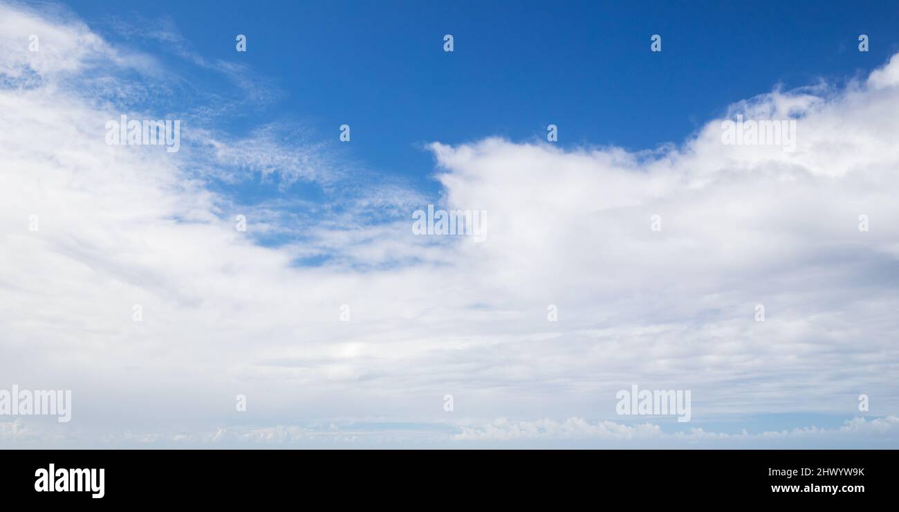 Weiße Wolken in blauem Himmel, natürliche Panorama-Hintergrund-Foto-Textur Stockfoto