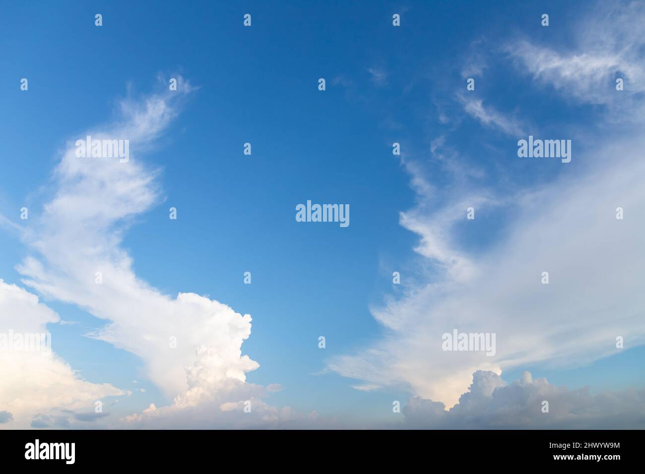 Blauer Himmel mit Kumuluswolken am Tag. Natürliches Hintergrundfoto Stockfoto